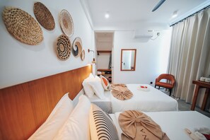 Habitación estándar con 1 cama matrimonial o 2 individuales, baño privado | Caja de seguridad en la habitación y escritorio 