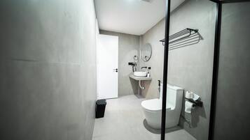 Chambre Familiale Double ou avec lits jumeaux, salle de bains privée | Salle de bain | Douche, sÚche-cheveux, serviettes fournies, savon