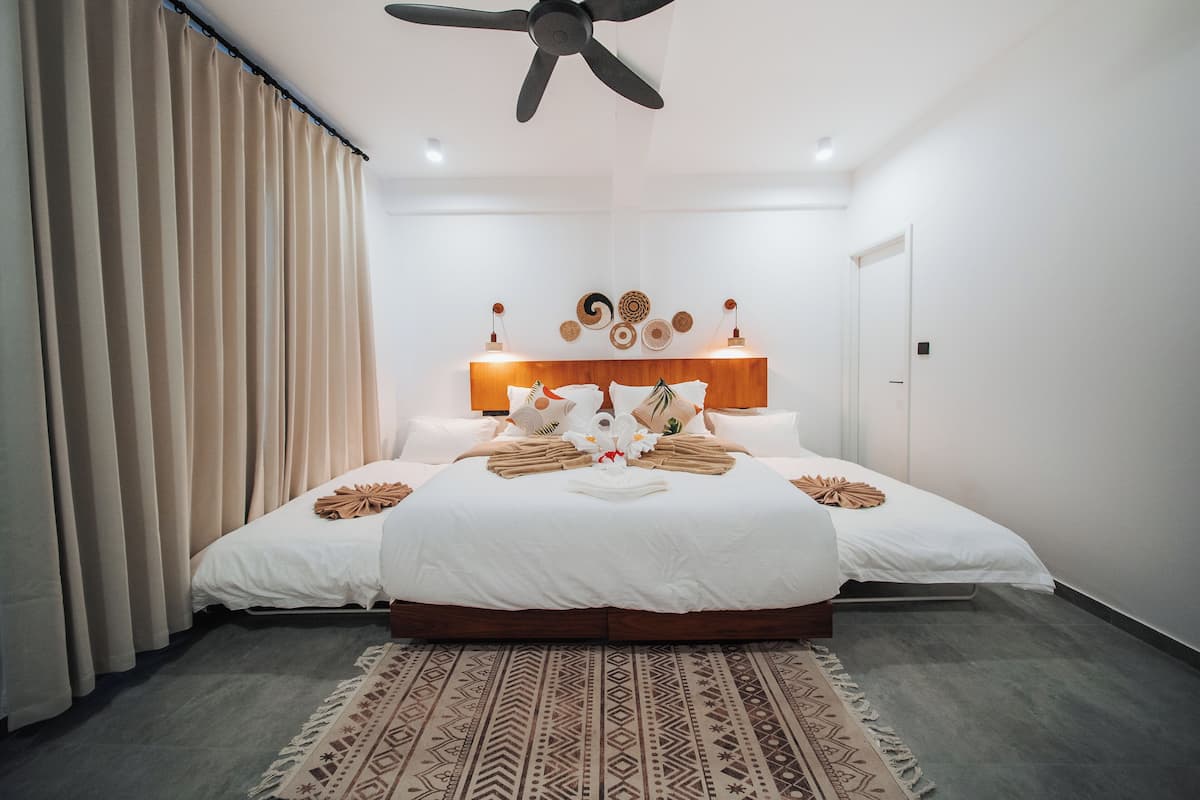 Habitación familiar con 1 cama doble o 2 individuales, baño privado | Caja fuerte, escritorio, espacio para trabajar con un portátil