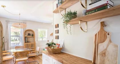 Charming Lakeside 2-bedroom cottage in lovely Alburgh, VT