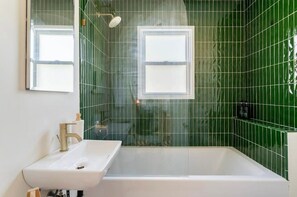 Hair dryer, towels, soap, toilet paper - Charming Lakeside 2-bedroom cottage in lovely Alburgh, VT (Alburgh)