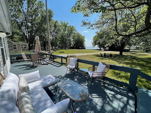 Charming Lakeside 2-bedroom cottage in lovely Alburgh, VT