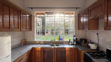 Jääkaappi, mikroaaltouuni, uuni