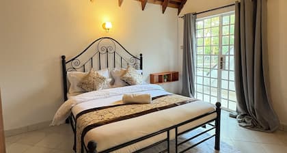 Amora Villa, Cozy home with a beautiful lush garden, swimming pool, fitness gym.