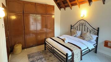 3 bedrooms, iron/ironing board, WiFi, bed sheets