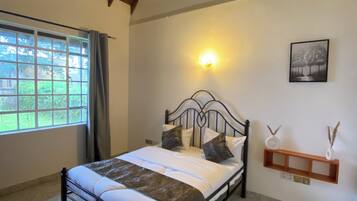 3 bedrooms, iron/ironing board, WiFi, bed sheets