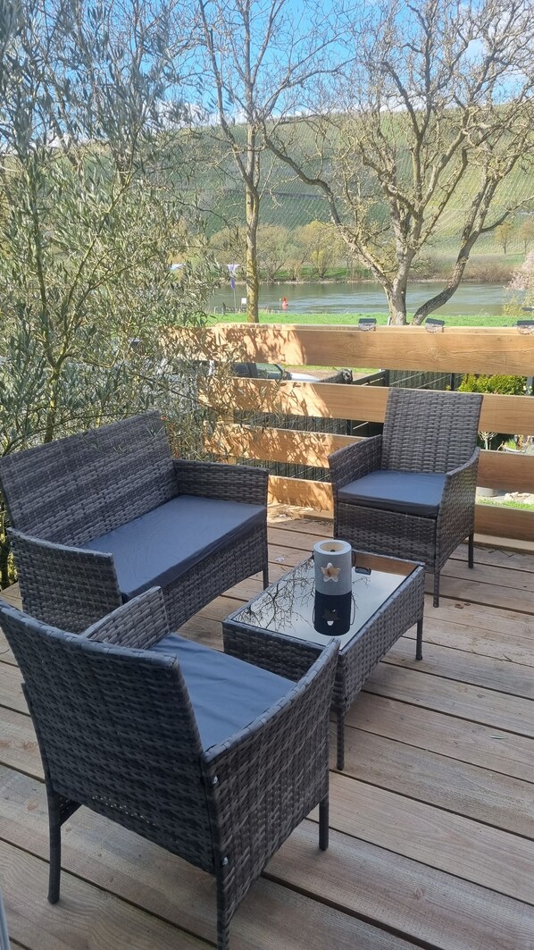 Property grounds - Vacation apartment in prime location on the Moselle with balcony & garden. (Brauneberg)