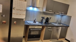 Fridge, microwave, stovetop, dishwasher