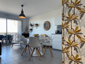 Dining - Modern cozy apartment with terrace and parking, 50m to the beach (Saint-Hilaire-de-Riez)