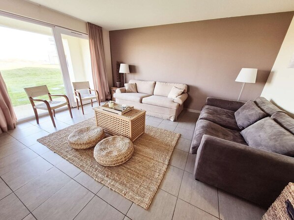 Living area - Charming Ground Floor Apartment with Wifi and Parking, 2 Bedrooms (Wimereux)