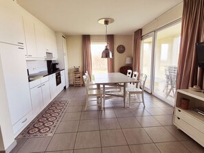 Fridge, oven, dishwasher, coffee/tea maker - Charming Ground Floor Apartment with Wifi and Parking, 2 Bedrooms (Wimereux)