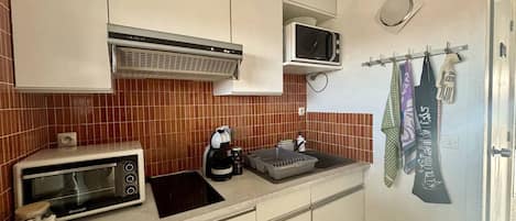 Four à micro-ondes, surface de cuisson, cafetiÚre-théiÚre