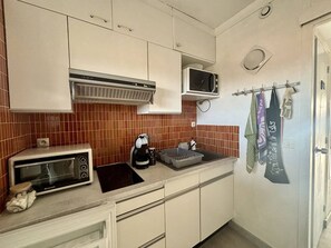Micro-ondes, plaque de cuisson, cafetière/bouilloire