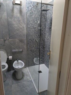 Bruser, hårtørrer, bidet, håndklæder