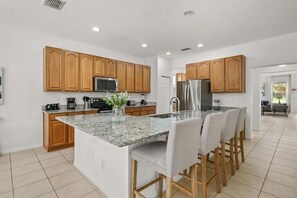 Fridge, microwave, oven, stovetop - 6 Bedrooms / 5.5 Bathrooms / Bella Vida (450LF) (Kissimmee)