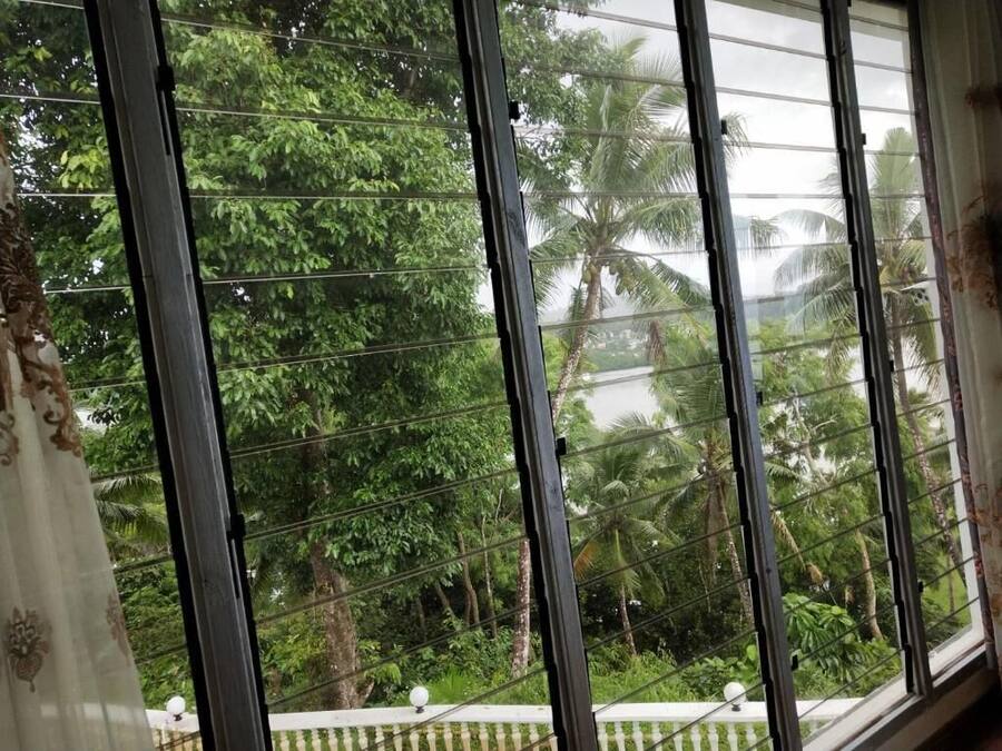 Työpöytä, kannettavalle tietokoneelle sopiva työtila, pimennysverhot