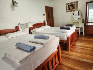 Habitació doble o amb dos llits individuals, vistes al mar | Escriptori, espai de treball apte per a portàtils i cortines opaques 
