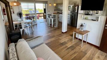 Apartamento superior, vistas al mar | 1 dormitorio, ropa de cama de alta calidad, colchones viscoelásticos