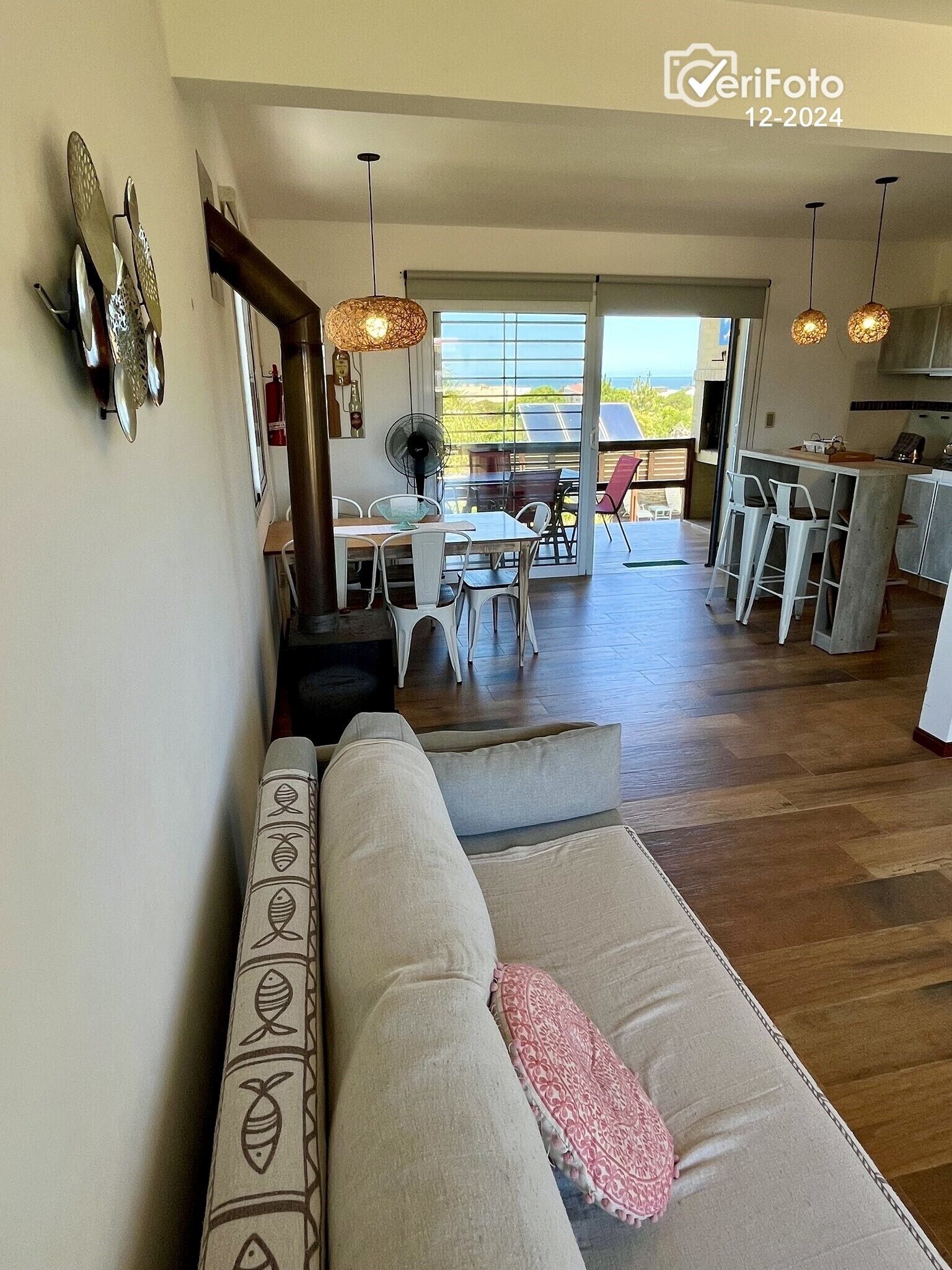 Superior-Apartment, Meerblick | Wohnbereich | 42-Zoll-Smart-TV mit Satellitenempfang