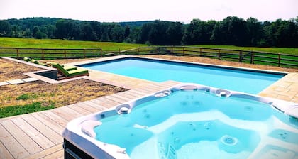 Serene Farmhouse Villa: Pool + Hot Tub and Grill