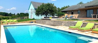 Serene Farmhouse Villa: Pool + Hot Tub and Grill