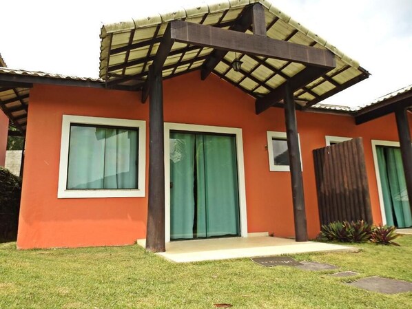 A house with a red exterior, large windows, and a covered porch. - HOTEL POUSADA BAMBUZAL (Sana)