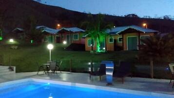 2 piscines extérieures