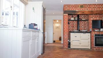 Dishwasher, cookware/dishes/utensils