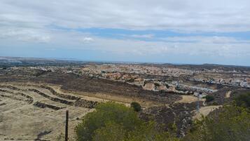 Un pueblo costero con edificios residenciales y zonas abiertas.