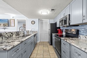 Kylskåp, mikrovågsugn, diskmaskin och kaffe- och tebryggare