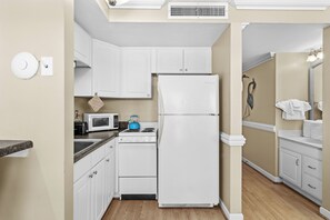 Een koelkast, een microgolfoven, een vaatwasser