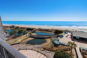 Un complexe hôtelier en bord de mer, doté d’une piscine, d’aires de pique-nique et d’un kiosque.