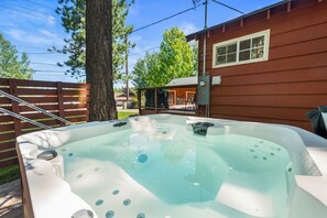 Outdoor spa tub - Blue Skies- Modern Cabin Near Slopes w Fireplace (Big Bear Lake)