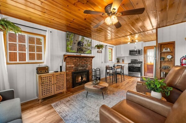 TV, fireplace - Blue Skies- Modern Cabin Near Slopes w Fireplace (Big Bear Lake)