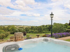 Outdoor spa tub - New Elms Farmhouse (Derby)