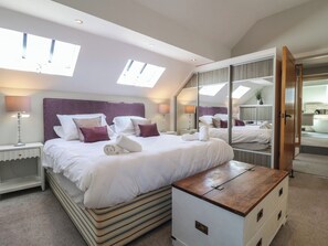 4 bedrooms, individually decorated, individually furnished, free WiFi - New Elms Farmhouse (Derby)