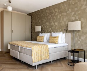 2 habitaciones y tabla de planchar con plancha