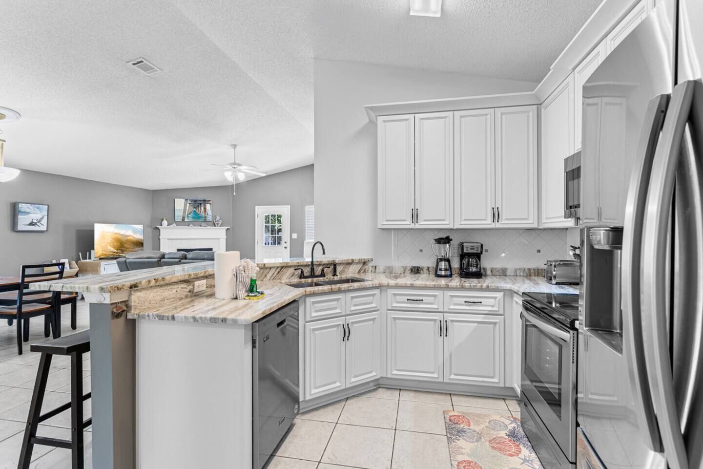 冷蔵庫、電子レンジ、オーブン、コンロ