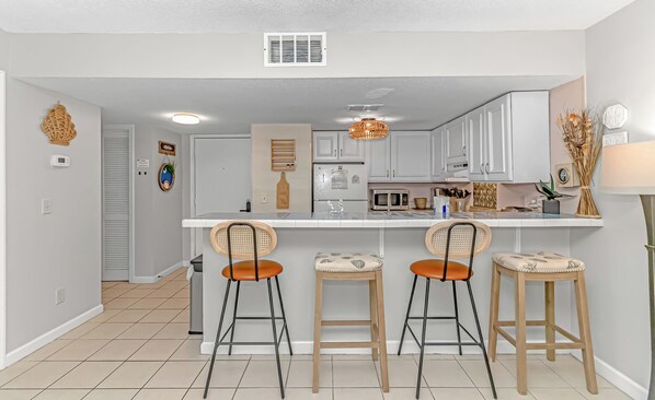 Kjøleskap, mikrobølgeovn, oppvaskmaskin og kaffetrakter/tekoker