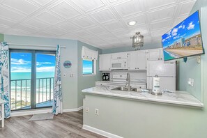 Kjøleskap, mikrobølgeovn, oppvaskmaskin og kaffetrakter/tekoker