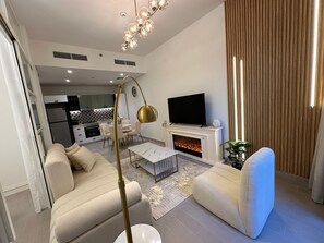 Smart TV, Netflix, streaming services - Magnificent GolfVille PoolView 2bedroom (Dubai)