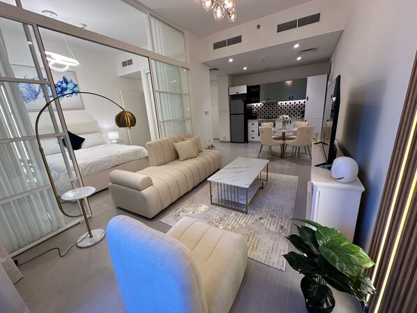 Smart TV, Netflix, streaming services - Magnificent GolfVille PoolView 2bedroom (Dubai)