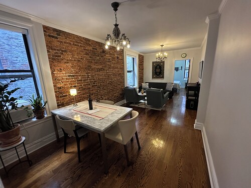 Charming 1-bedroom walkup condo in UWS New York with WiFi, AC, & chef's kitchen.