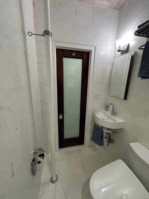 Douche, sèche-cheveux, serviettes fournies, savon