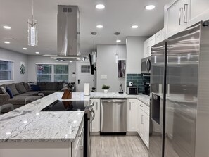 Kjøleskap, mikrobølgeovn, ovn og kokeplater