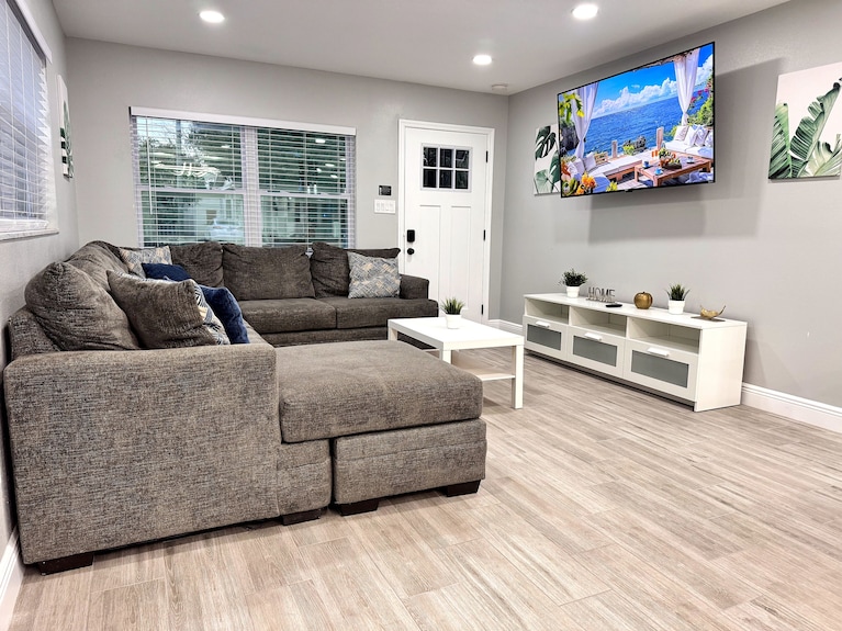 Sleeps 12, 8 Min To Downtown Tampa | Renovated 3br, Monthly Stays Welcome - Tampa, FL