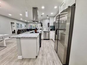 冷蔵庫、電子レンジ、オーブン、コンロ