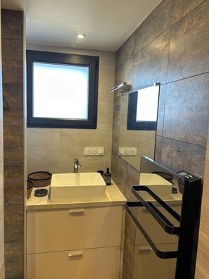 Douche, sèche-cheveux, serviettes fournies, papier toilette