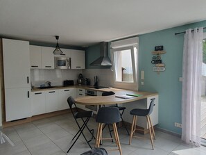 Réfrigérateur, micro-ondes, four, plaque de cuisson