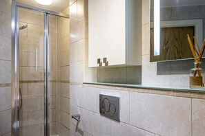 Douche, séchoir à cheveux, serviettes fournies
